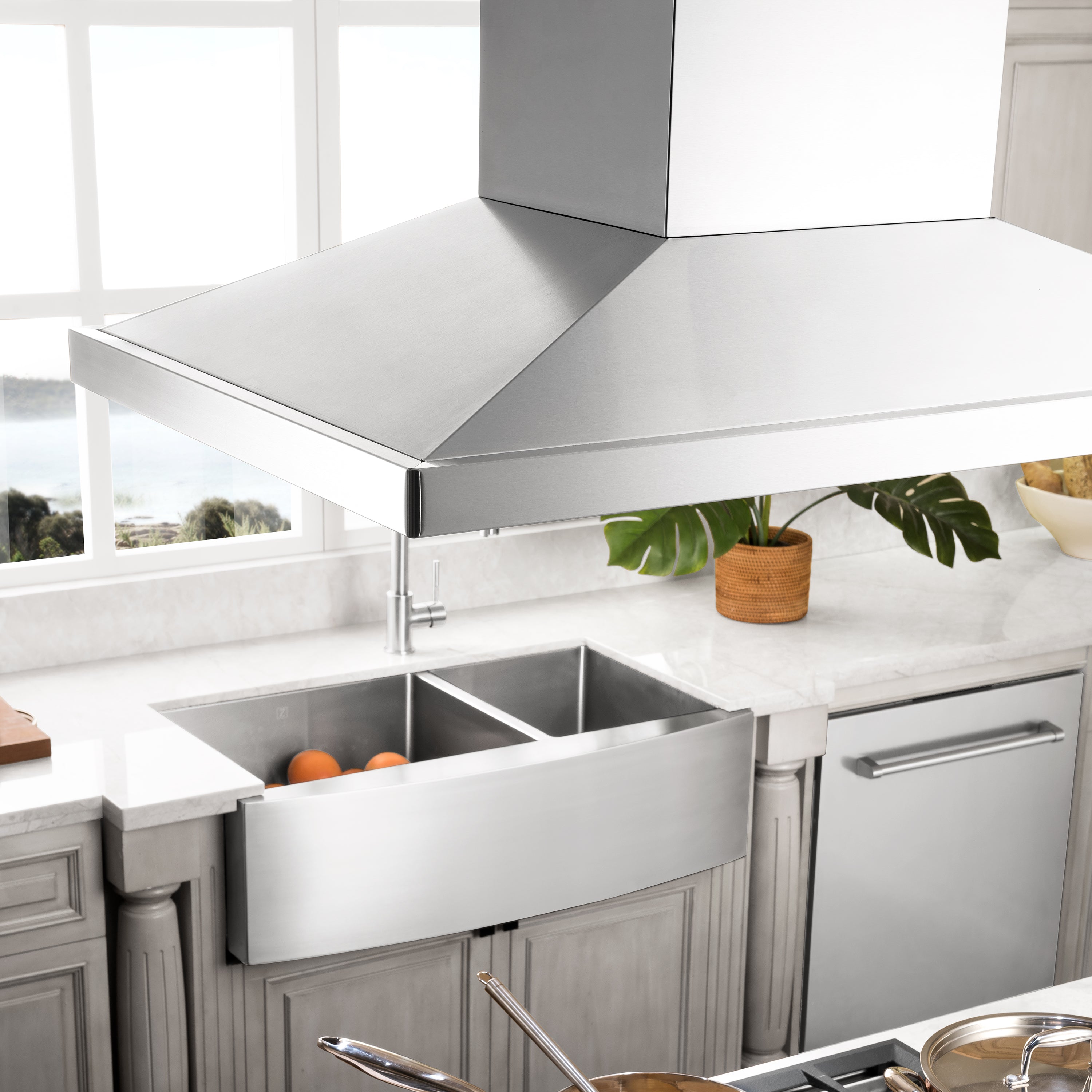 36" ZLINE CrownSoundâ¢Ducted Vent Island Mount Range Hood in Stainless Steel with Built-in Bluetooth Speakers (GL2iCRN-BT-36)