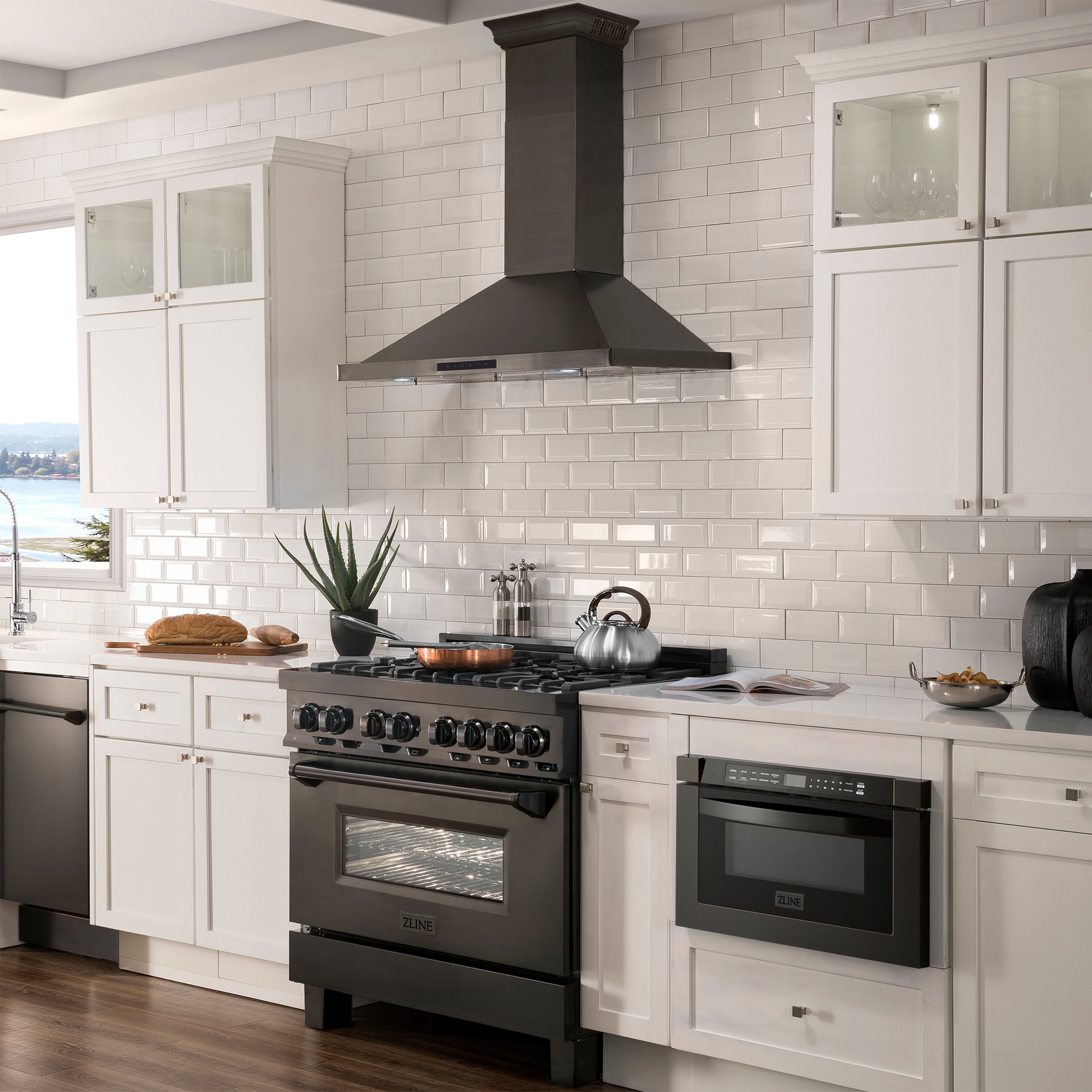 36" ZLINE CrownSoundâ¢Ducted Vent Wall Mount Range Hood in Black Stainless Steel with Built-in Bluetooth Speakers (BSKBNCRN-BT-36)